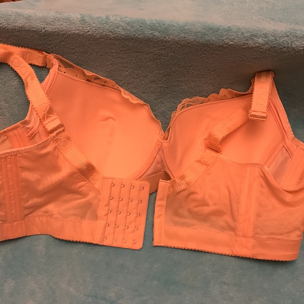 Peach padded bra color off in photo - Picture 3 of 6